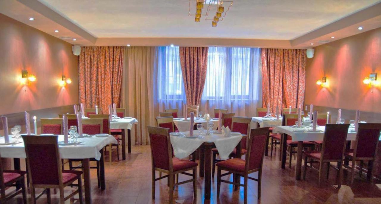Kozatskiy Hotel Kyiv Exterior photo